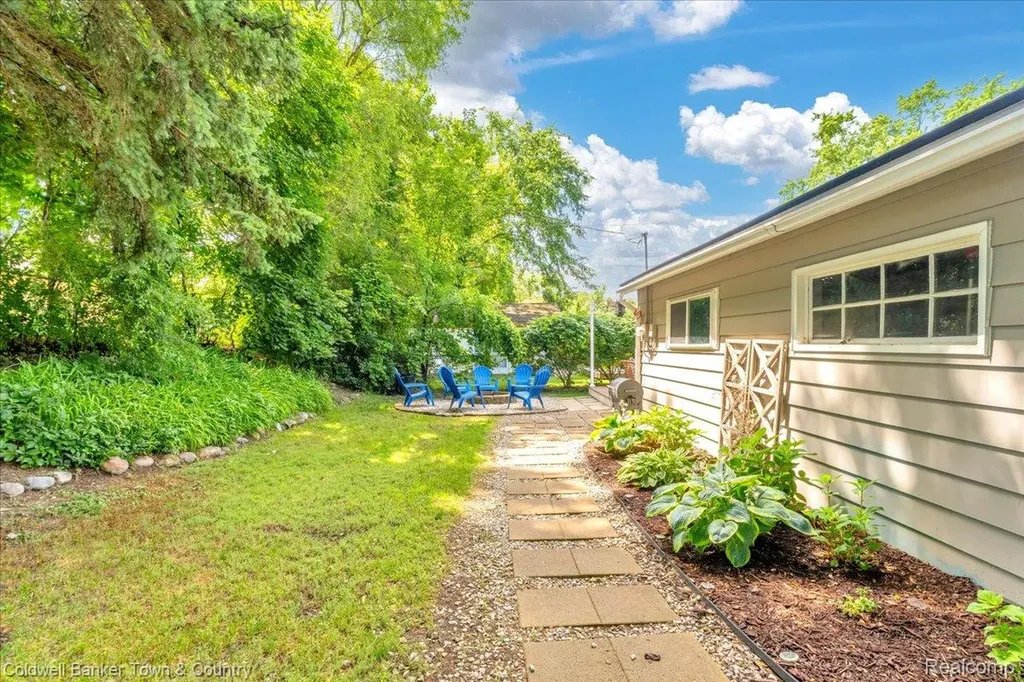 355 Rivard Boulevard Waterford Charter Township MI 48327