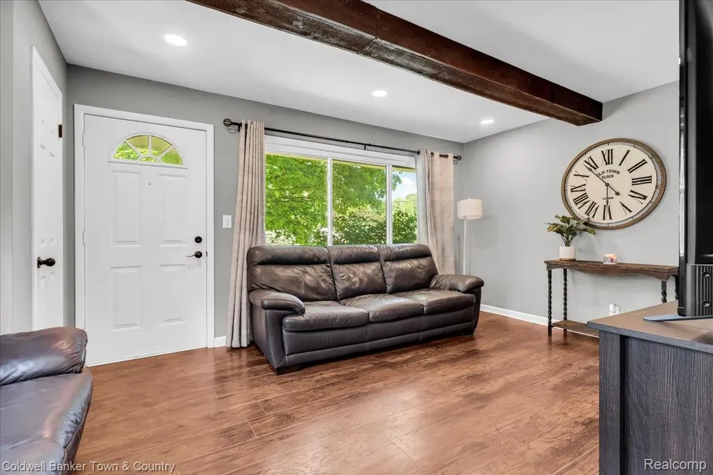 355 Rivard Boulevard Waterford Charter Township MI 48327