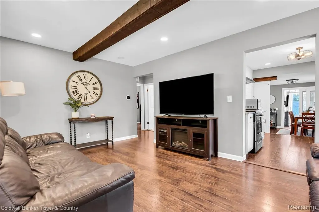 355 Rivard Boulevard Waterford Charter Township MI 48327