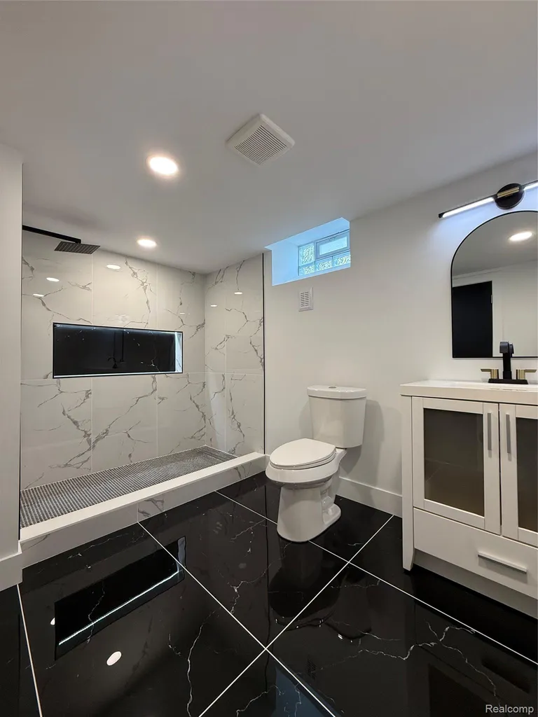 13941 Pearson Street Oak Park City MI 48237