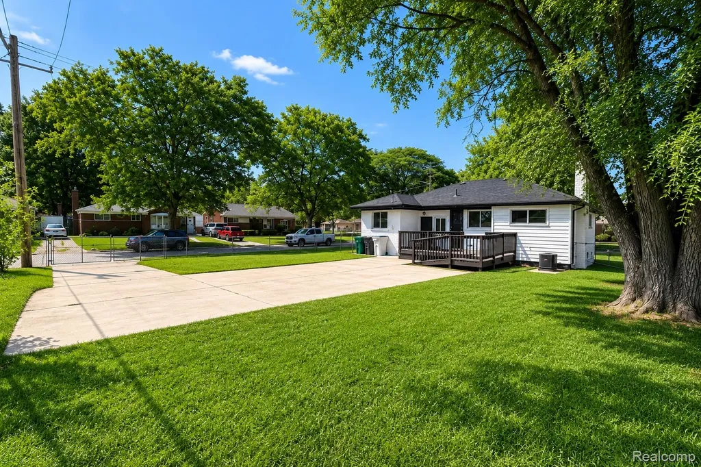 13941 Pearson Street Oak Park City MI 48237