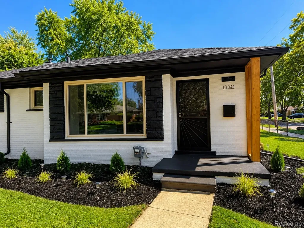 13941 Pearson Street Oak Park City MI 48237