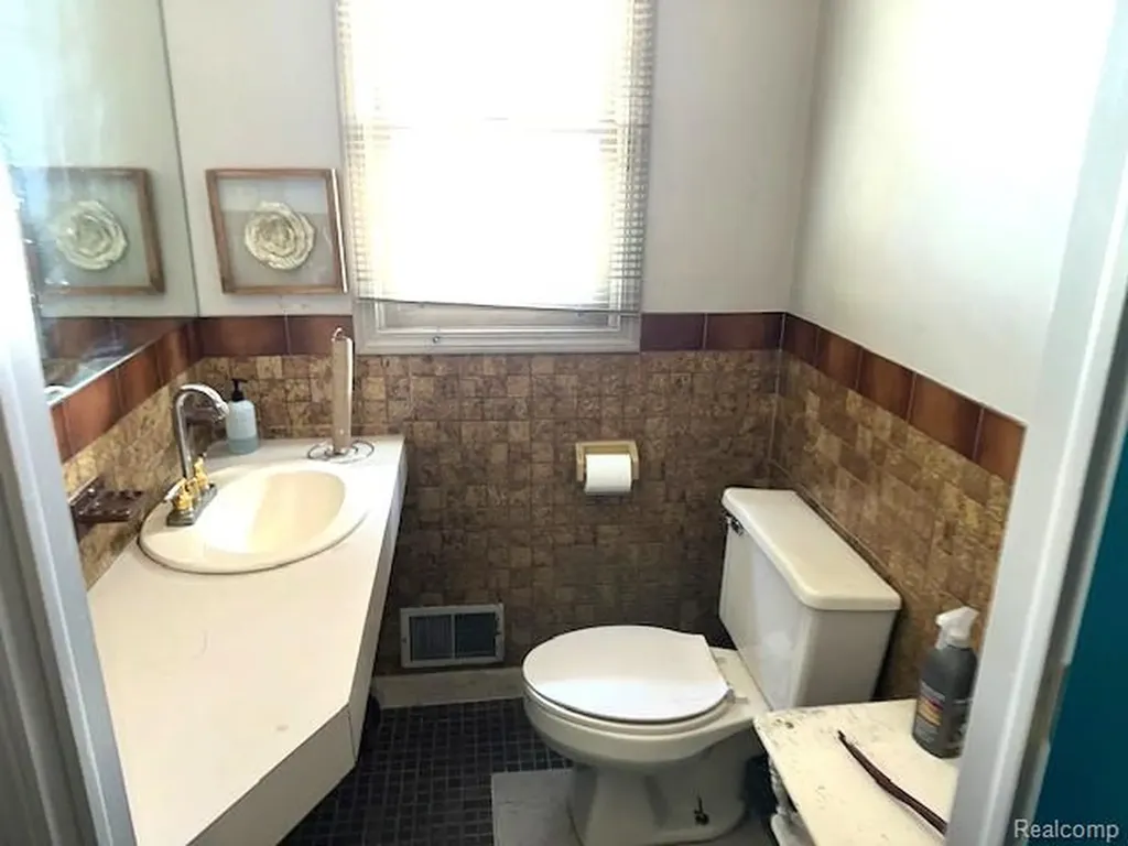358 W Huron Street Pontiac City MI 48341
