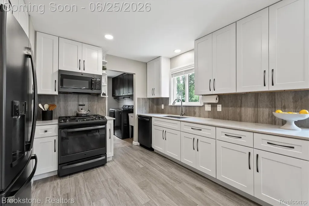 256 Leroy Avenue Clawson City MI 48017
