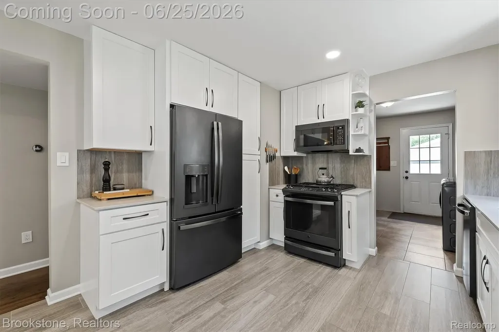 256 Leroy Avenue Clawson City MI 48017