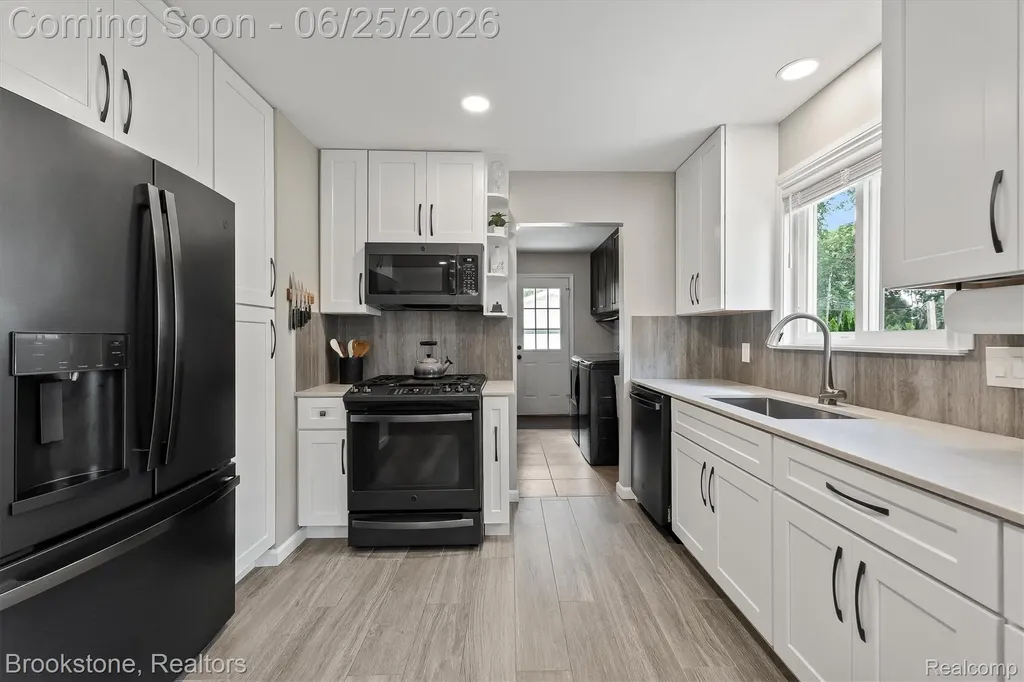 256 Leroy Avenue Clawson City MI 48017