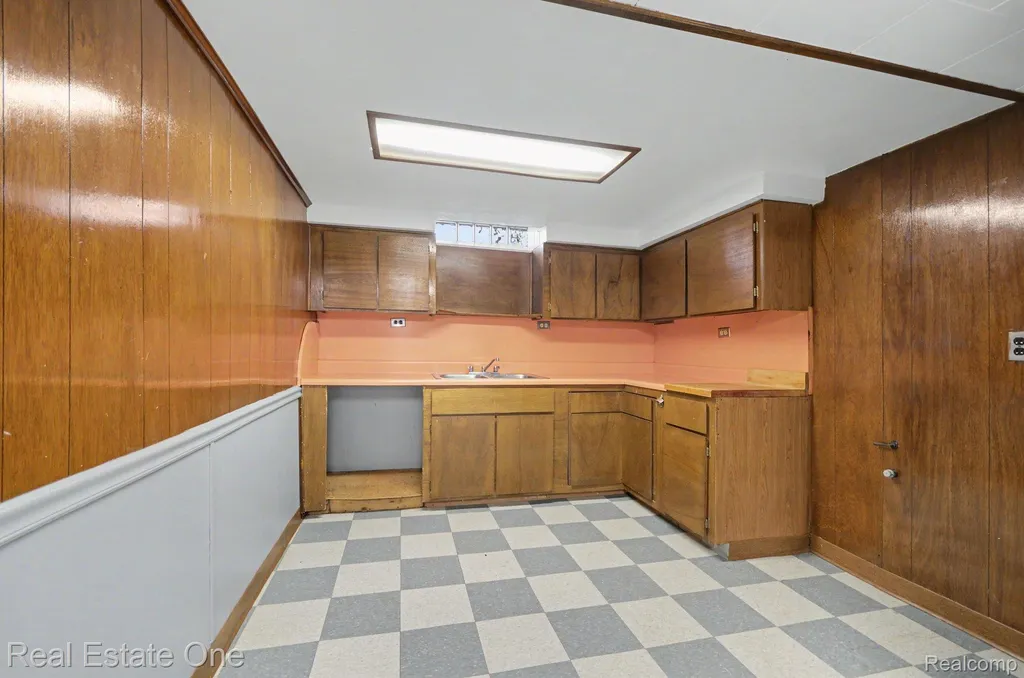 15064 Masonic Boulevard Warren City MI 48088