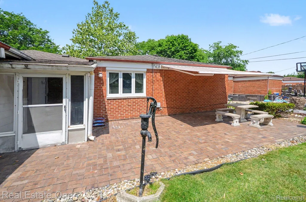 15064 Masonic Boulevard Warren City MI 48088