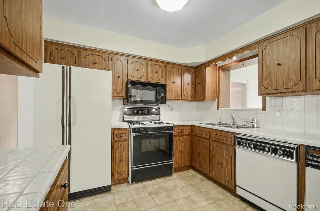 15064 Masonic Boulevard Warren City MI 48088