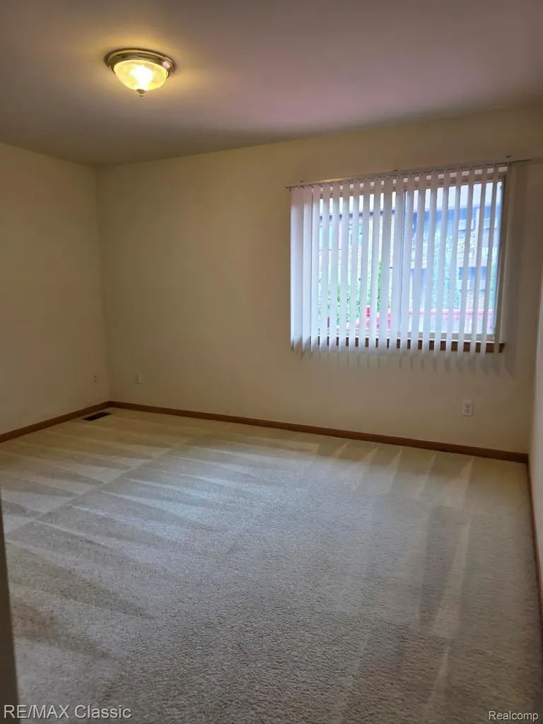 3937 Sunflower Lane Warren City MI 48091