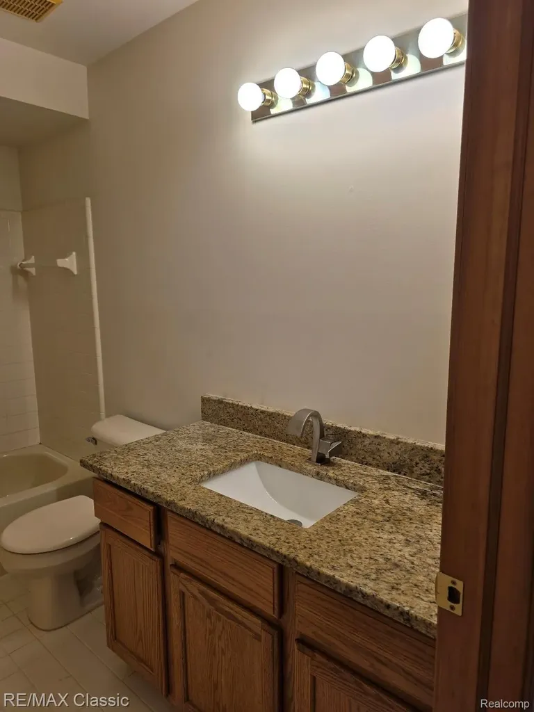 3937 Sunflower Lane Warren City MI 48091