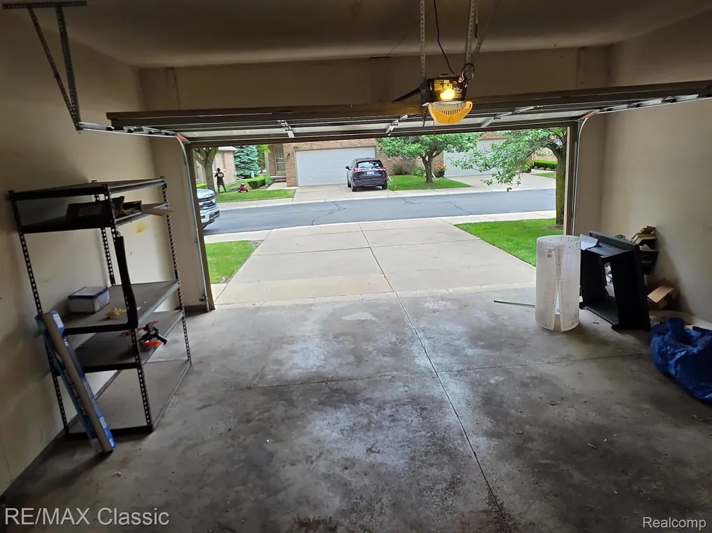 3937 Sunflower Lane Warren City MI 48091