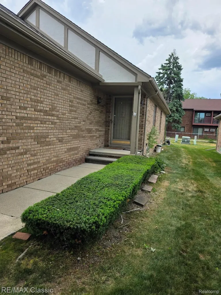 3937 Sunflower Lane Warren City MI 48091