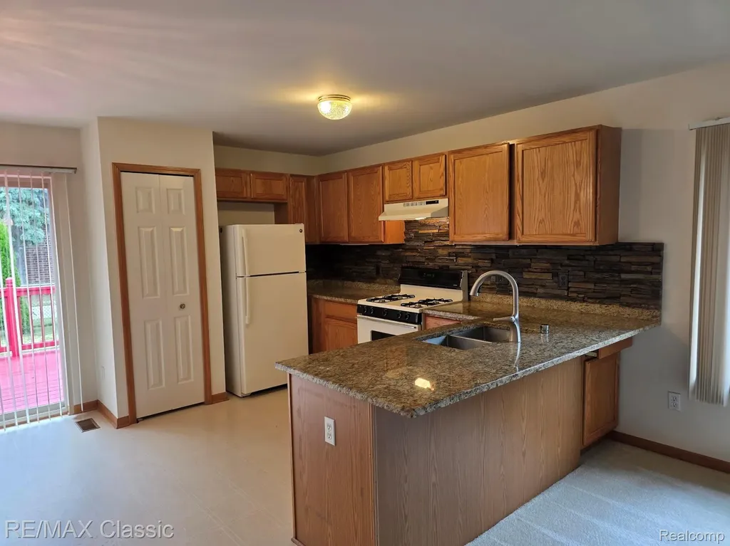 3937 Sunflower Lane Warren City MI 48091