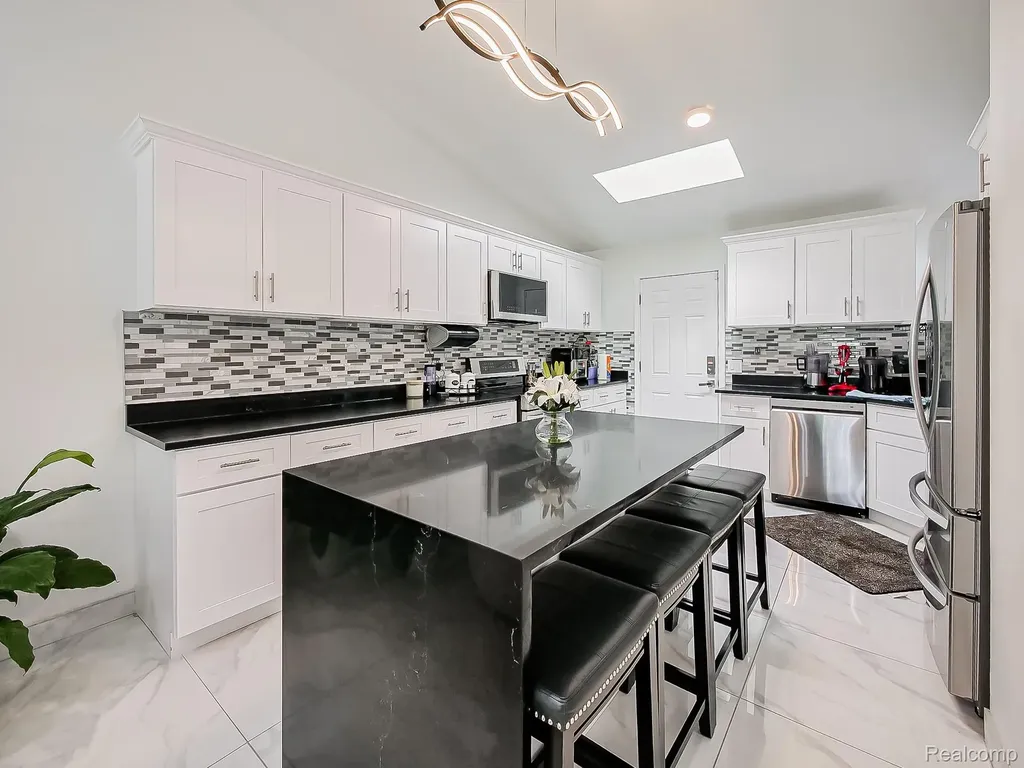29721 Farmington Road Farmington Hills City MI 48334