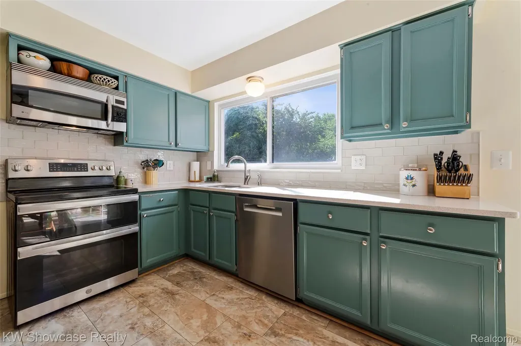 5409 S Piccadilly West Bloomfield Charter Township MI 48322