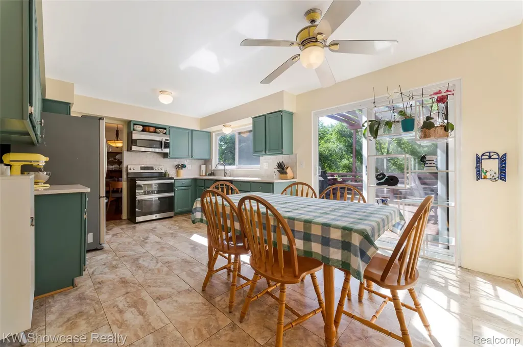 5409 S Piccadilly West Bloomfield Charter Township MI 48322