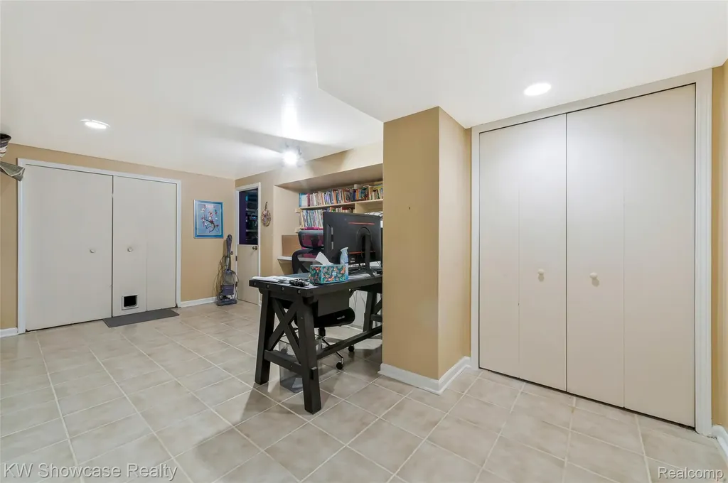5409 S Piccadilly West Bloomfield Charter Township MI 48322