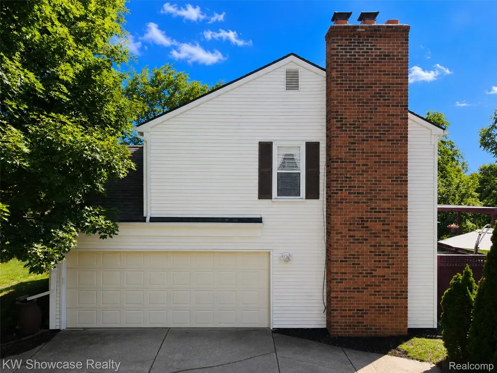 5409 S Piccadilly West Bloomfield Charter Township MI 48322