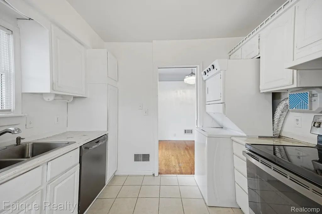 2015 Gold Avenue Flint City MI 48503
