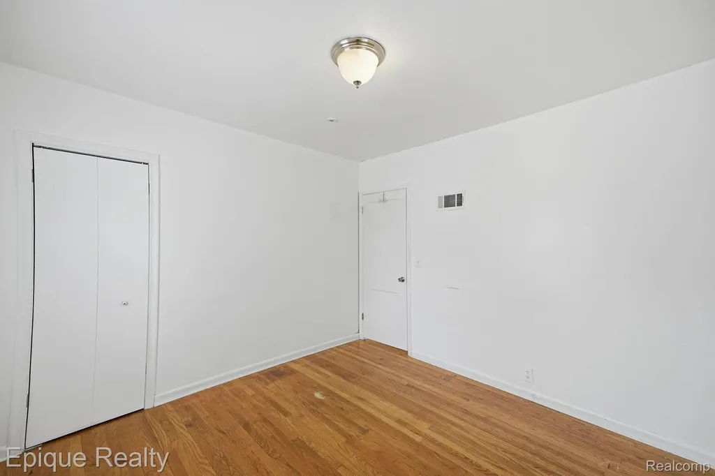 2015 Gold Avenue Flint City MI 48503
