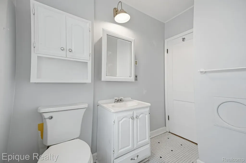 2015 Gold Avenue Flint City MI 48503