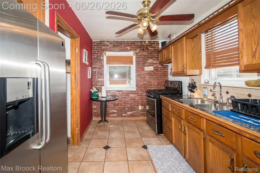 3250 E Outer Drive Detroit City MI 48234