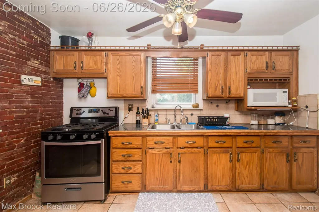 3250 E Outer Drive Detroit City MI 48234