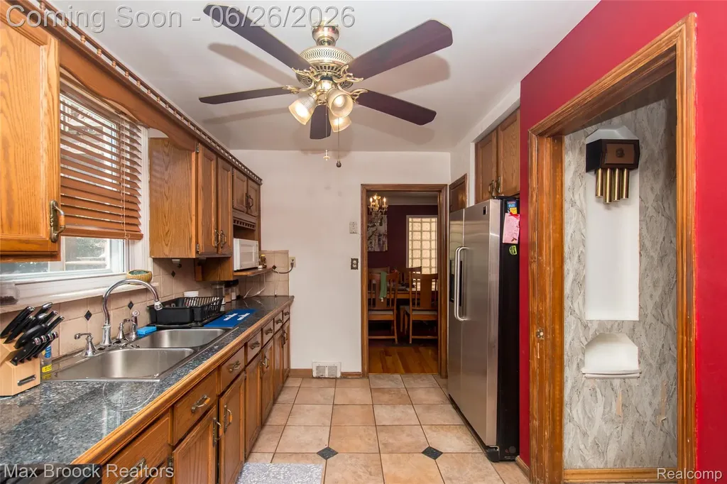 3250 E Outer Drive Detroit City MI 48234