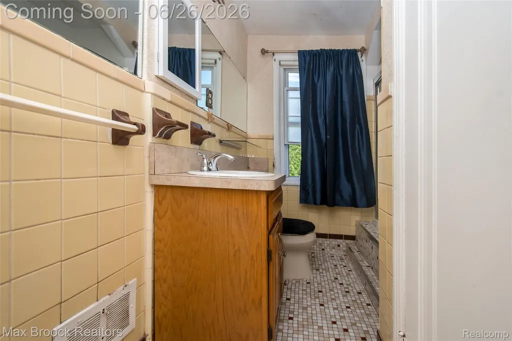 3250 E Outer Drive Detroit City MI 48234