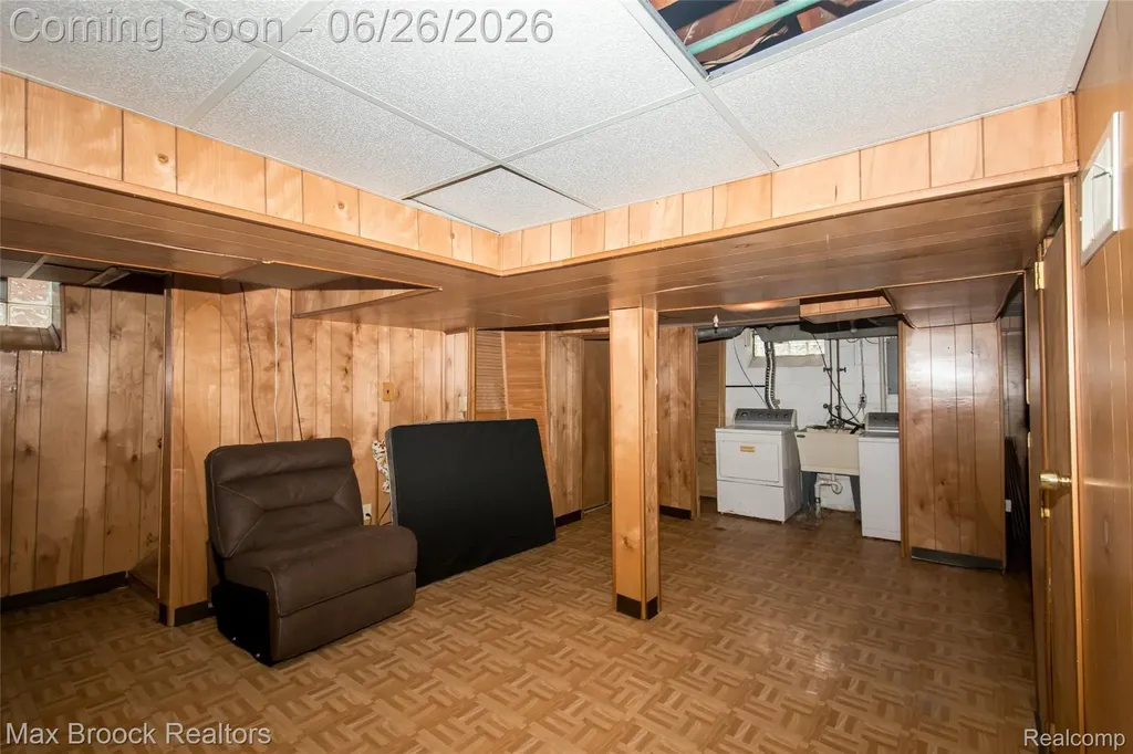 3250 E Outer Drive Detroit City MI 48234