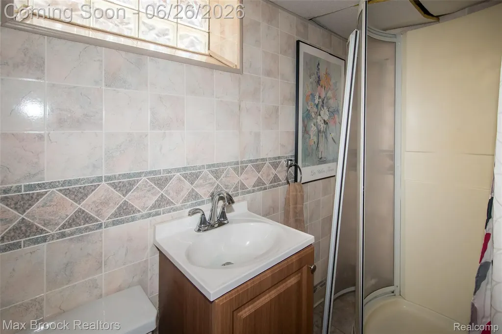 3250 E Outer Drive Detroit City MI 48234