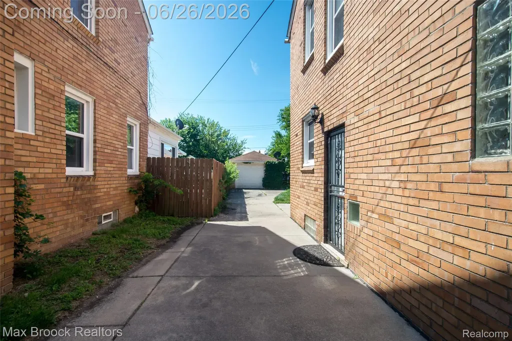 3250 E Outer Drive Detroit City MI 48234