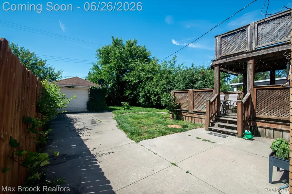 3250 E Outer Drive Detroit City MI 48234