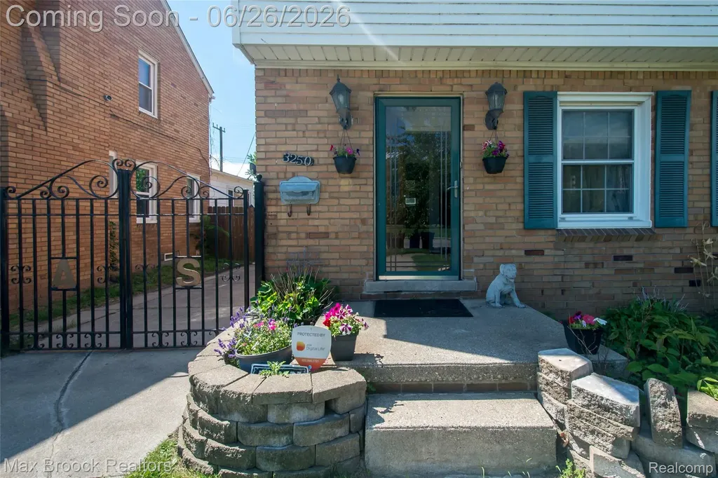 3250 E Outer Drive Detroit City MI 48234