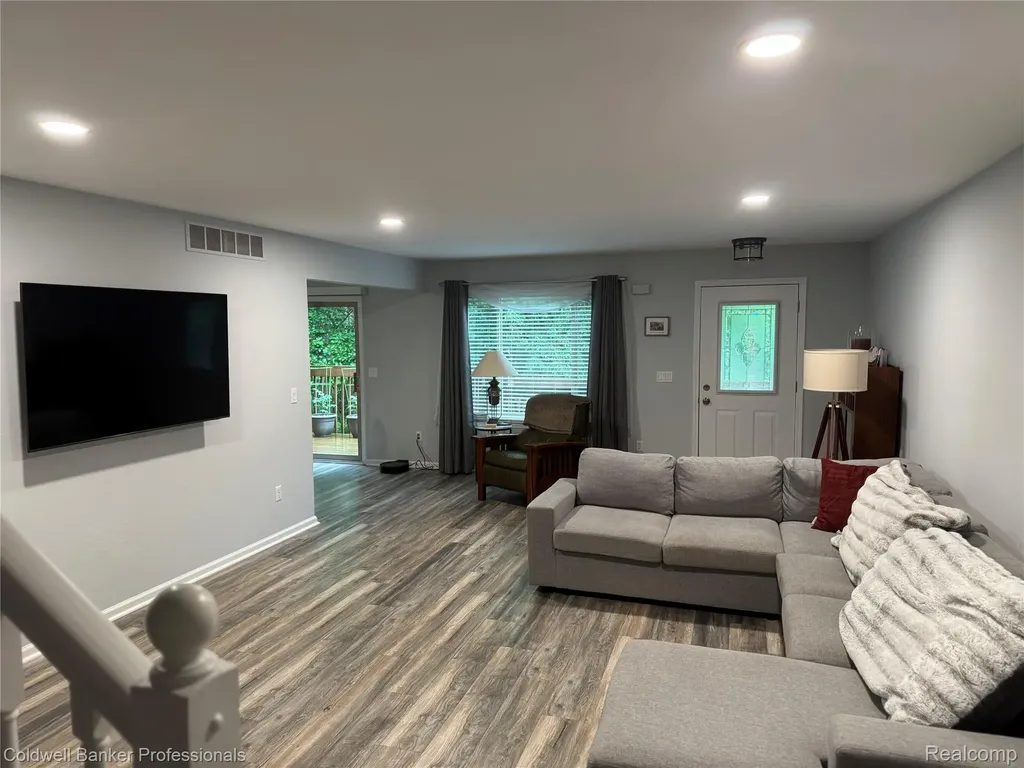 1043 Old Leake Court Holly Village MI 48442