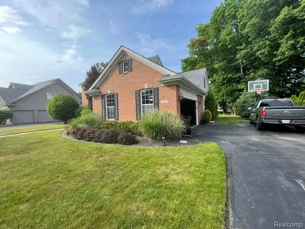 5827 Woodfield Parkway Grand Blanc Charter Township MI 48439