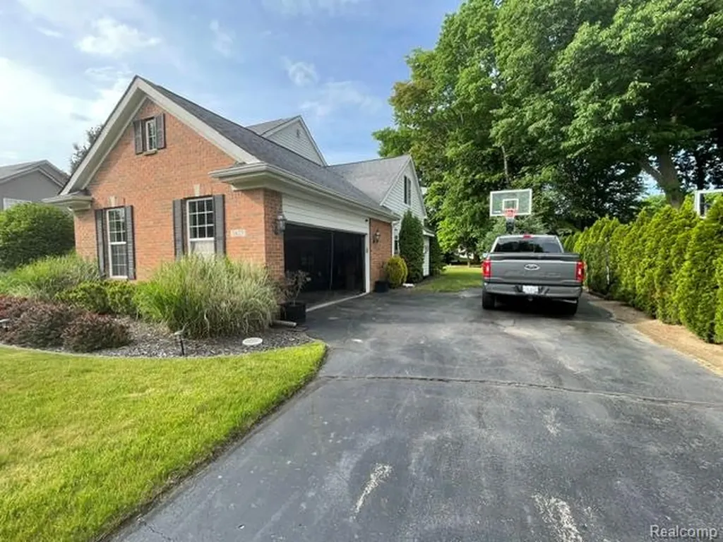 5827 Woodfield Parkway Grand Blanc Charter Township MI 48439