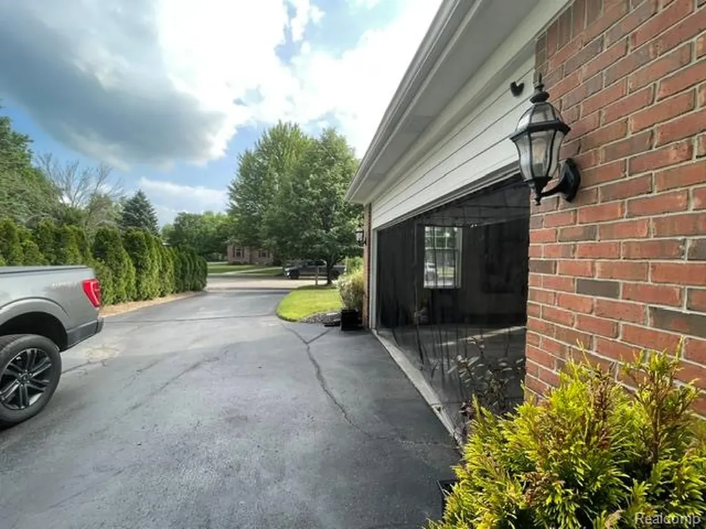 5827 Woodfield Parkway Grand Blanc Charter Township MI 48439