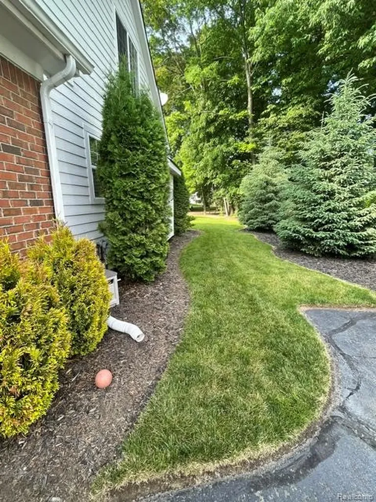5827 Woodfield Parkway Grand Blanc Charter Township MI 48439