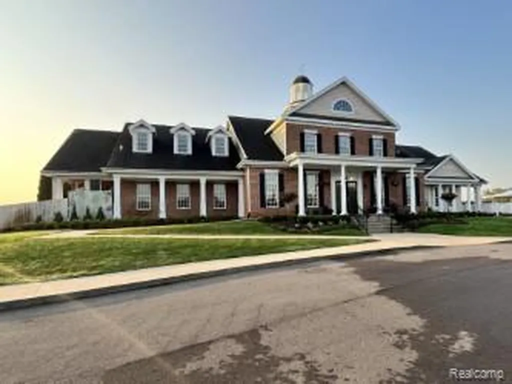 5827 Woodfield Parkway Grand Blanc Charter Township MI 48439