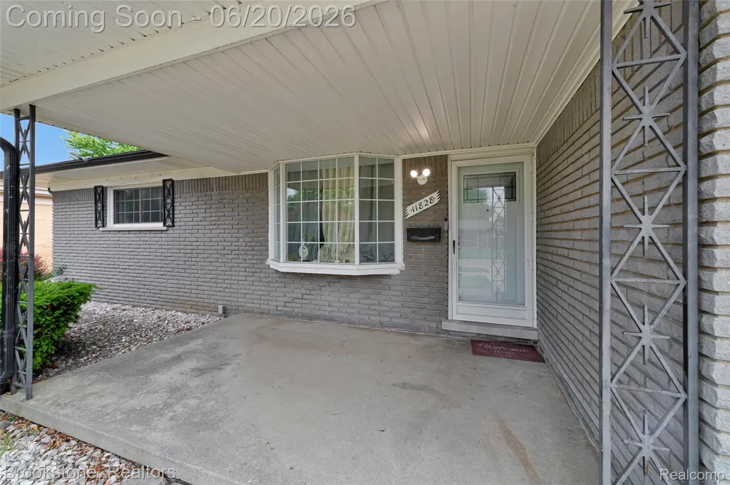 11828 Robinwood Boulevard Warren City MI 48093