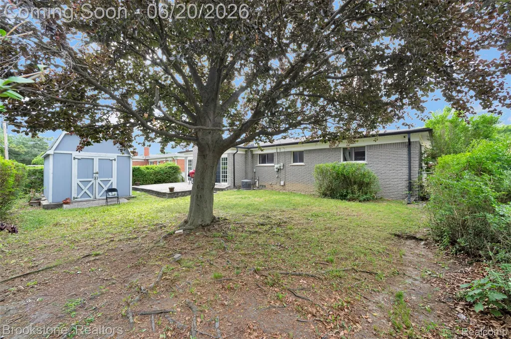 11828 Robinwood Boulevard Warren City MI 48093