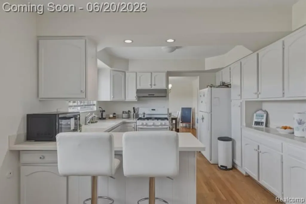 32007 Claeys Drive Warren City MI 48093