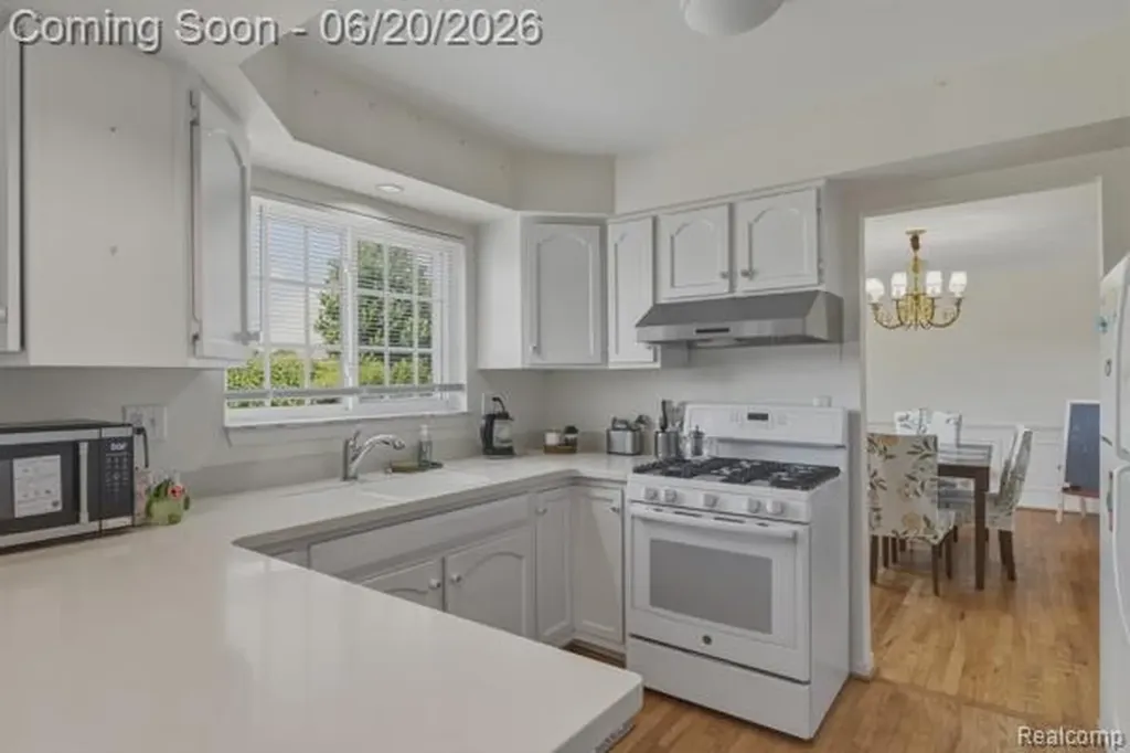 32007 Claeys Drive Warren City MI 48093