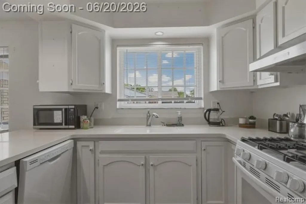 32007 Claeys Drive Warren City MI 48093
