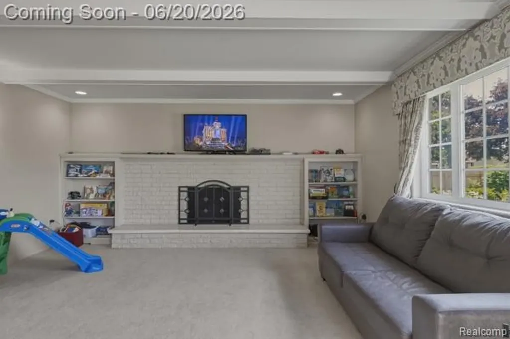 32007 Claeys Drive Warren City MI 48093