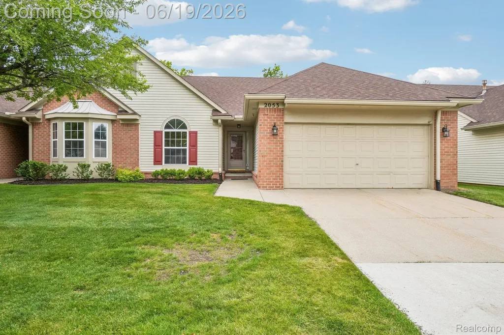 2053 Maplehurst Drive Commerce Charter Township MI 48390