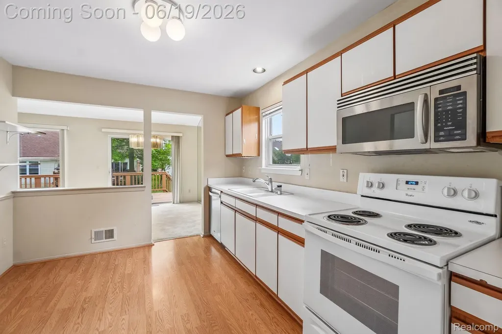 2053 Maplehurst Drive Commerce Charter Township MI 48390