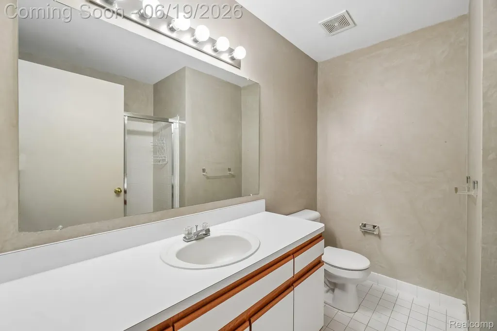 2053 Maplehurst Drive Commerce Charter Township MI 48390